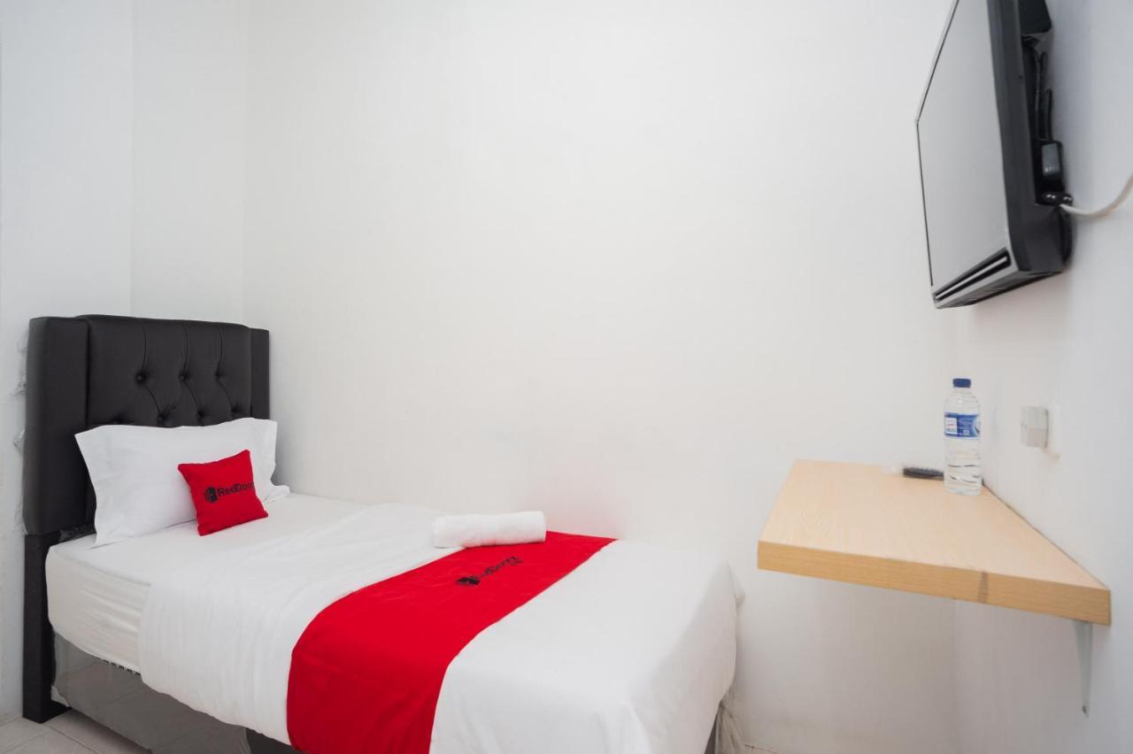 RedDoorz at Jalan Bangau Palembang Hotel Bagian luar foto