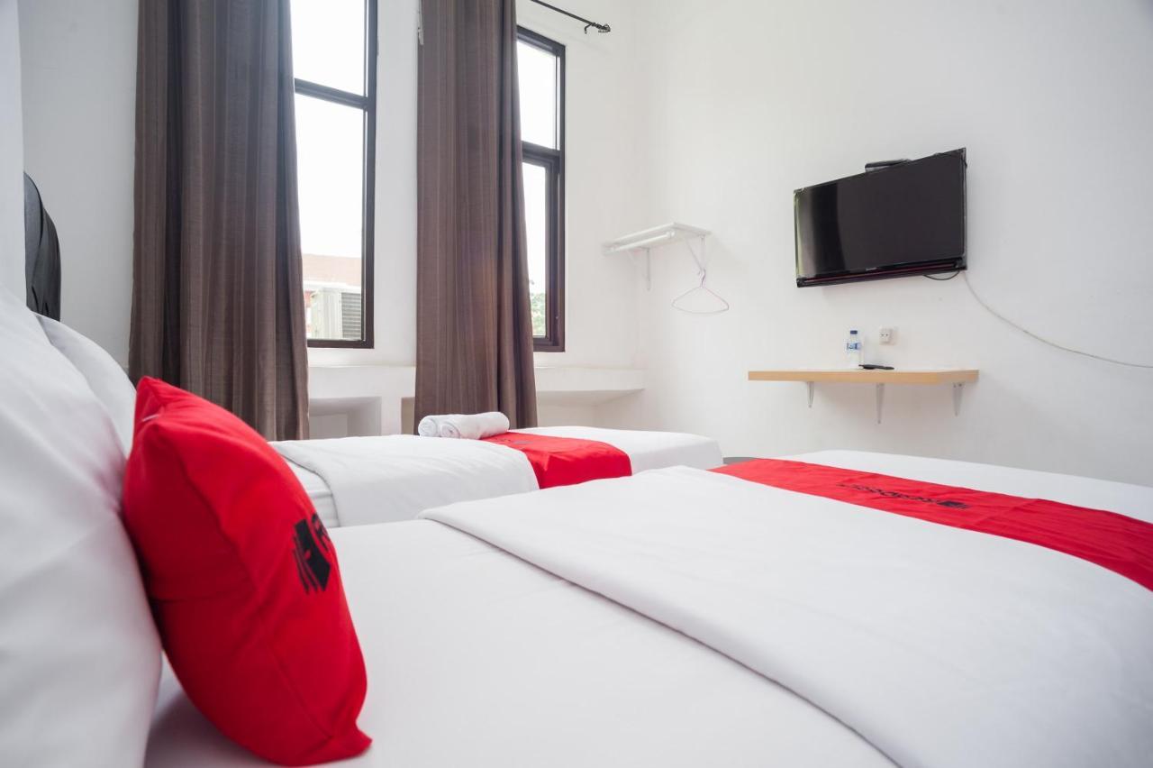 RedDoorz at Jalan Bangau Palembang Hotel Bagian luar foto