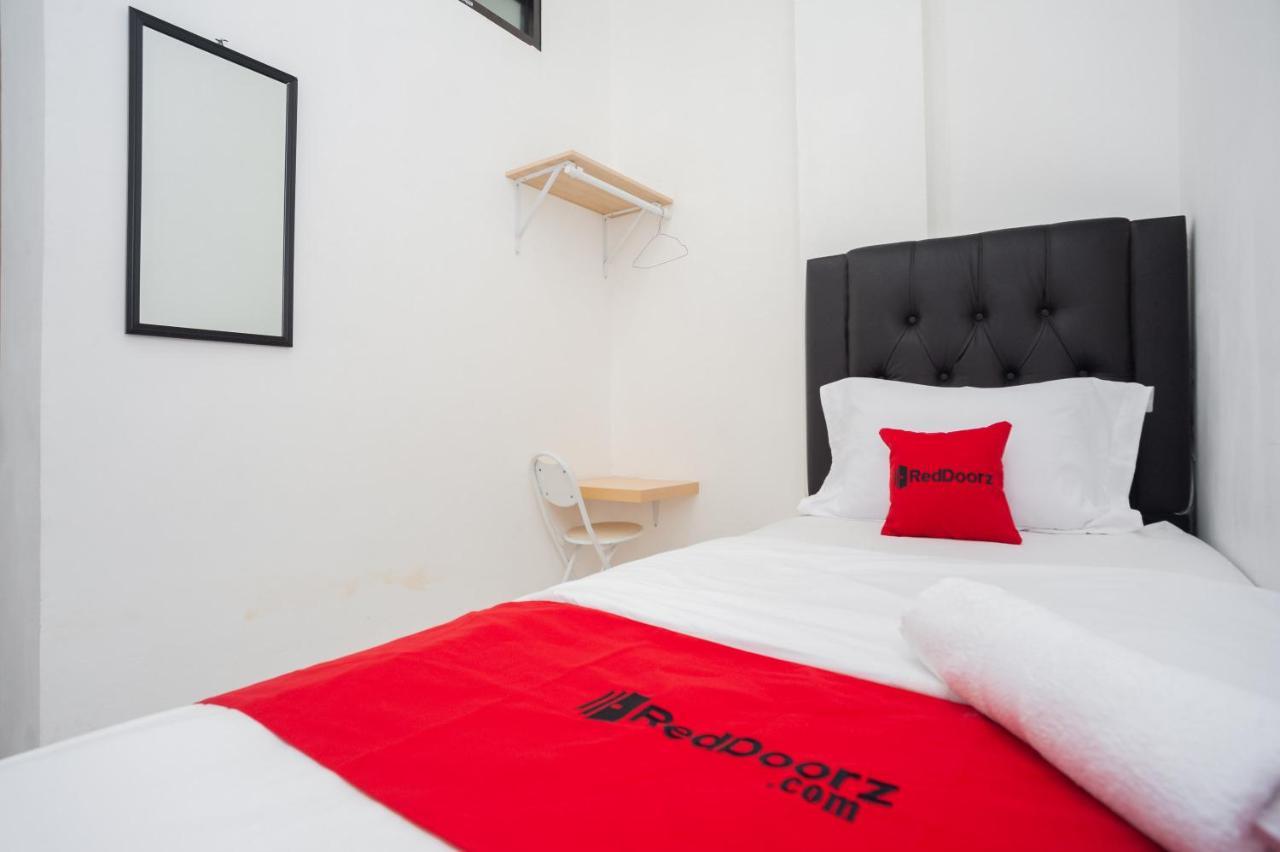 RedDoorz at Jalan Bangau Palembang Hotel Bagian luar foto
