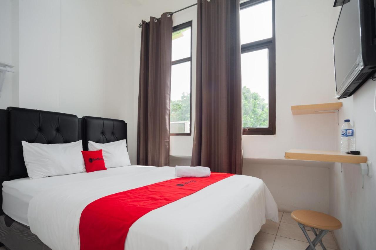 RedDoorz at Jalan Bangau Palembang Hotel Bagian luar foto