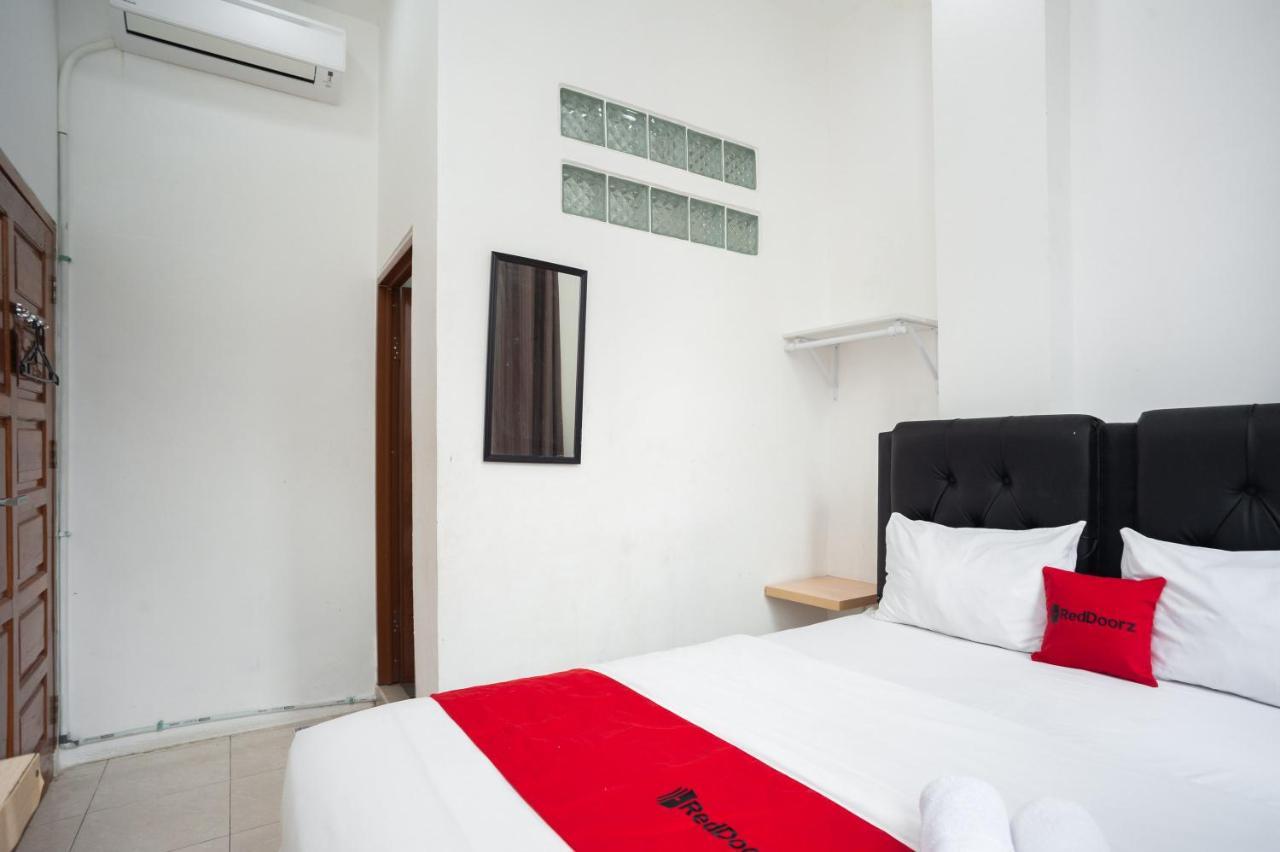 RedDoorz at Jalan Bangau Palembang Hotel Bagian luar foto
