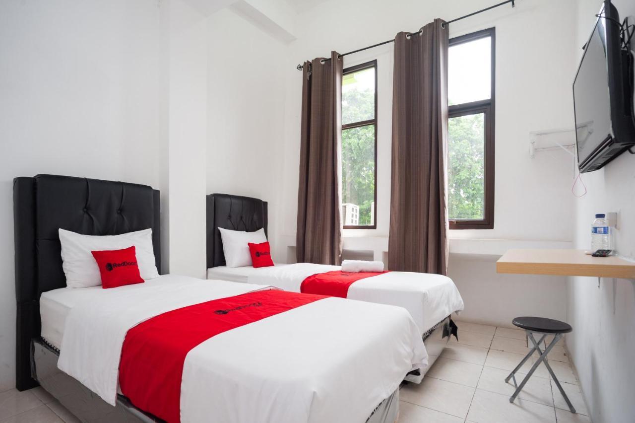 RedDoorz at Jalan Bangau Palembang Hotel Bagian luar foto