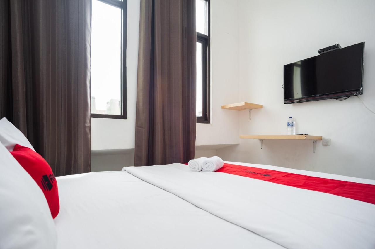 RedDoorz at Jalan Bangau Palembang Hotel Bagian luar foto