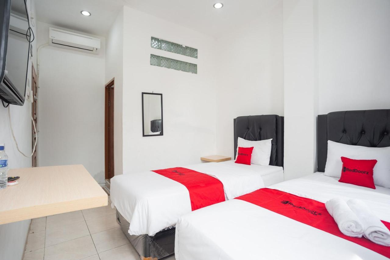 RedDoorz at Jalan Bangau Palembang Hotel Bagian luar foto