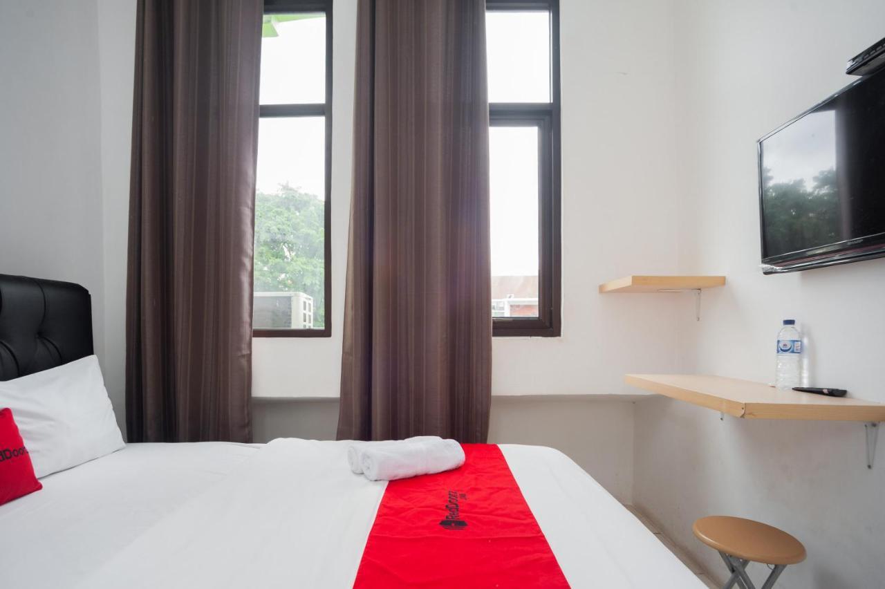 RedDoorz at Jalan Bangau Palembang Hotel Bagian luar foto